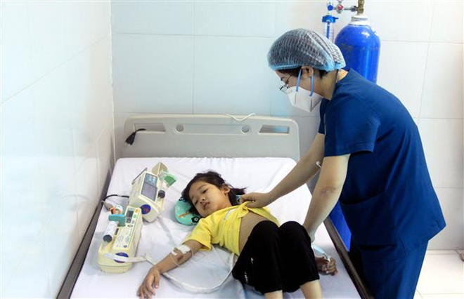 Khuyến cáo người dân theo dõi sức khỏe của trẻ em sau khi mắc COVID-19 ảnh 1