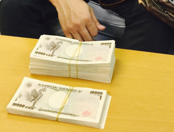 Hải quan sân bay Tân Sơn Nhất chặn vụ vận chuyển ngoại tệ trái phép ảnh 1