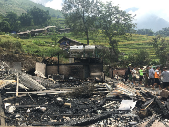 Lào Cai: Cháy lớn trong đêm thiêu rụi 3 căn nhà, 1 người mất tích ảnh 1