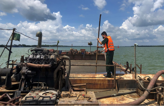 Phát hiện 2 sà lan vận chuyển cát trái phép trên vùng biển Cần Giờ ảnh 1