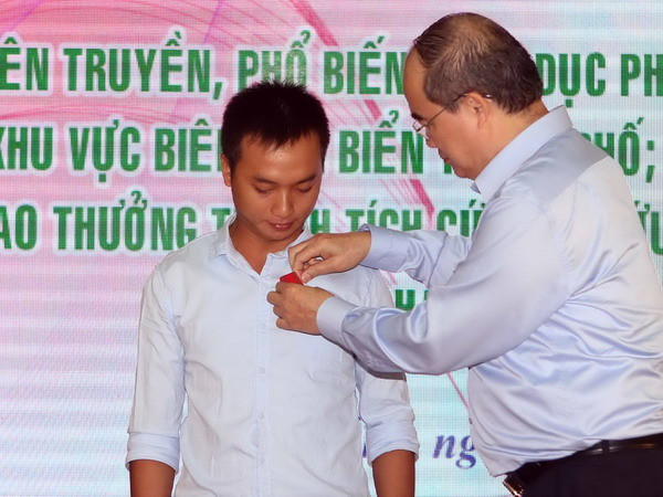 Tặng bằng khen tập thể và cá nhân cứu người vụ chìm tàu sông Hàn ảnh 1