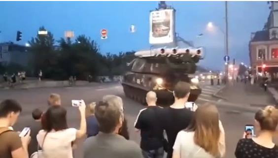 Khoảnh khắc xe chở tên lửa đâm thẳng vào trung tâm thương mại Kiev ảnh 1