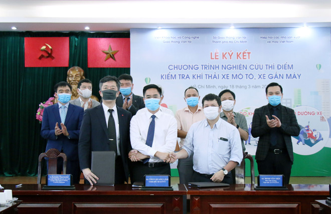 Các đơn vị ký kết Chương trình nghiên cứu thí điểm kiểm tra khí thải xe môtô, xe gắn máy trên địa bàn thành phố Hồ Chí Minh. (Ảnh: Tiến Lực/TTXVN) Nghiên cứu thí điểm kiểm tra khí thải xe môtô, xe gắn máy tại TP.HCM ảnh 1