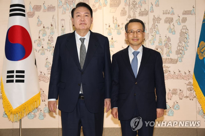 Tổng thống Yoon Suk-yeol (trái) và Giám đốc Cơ quan Tình báo Quốc gia Hàn Quốc Kim Kyou-hyun ngày 27/5. (Nguồn: Yonhap) Tổng thống Hàn Quốc bổ nhiệm Giám đốc Cơ quan tình báo quốc gia ảnh 1