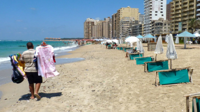 Đồng ruble mất giá khiến các bãi biển của Ai Cập vắng khách ảnh 1