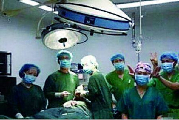 Selfie bên cạnh bệnh nhân vừa phẫu thuật, bác sĩ bị đình chỉ ảnh 2