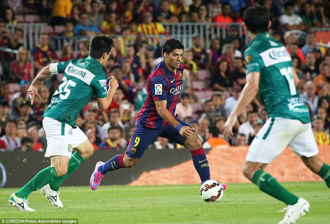 [Photo] Luis Suarez ra mắt trong ngày Barcelona đại thắng ảnh 4