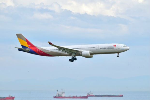 Thêm một khách Trung Quốc mở cửa khi máy bay đang di chuyển ảnh 1