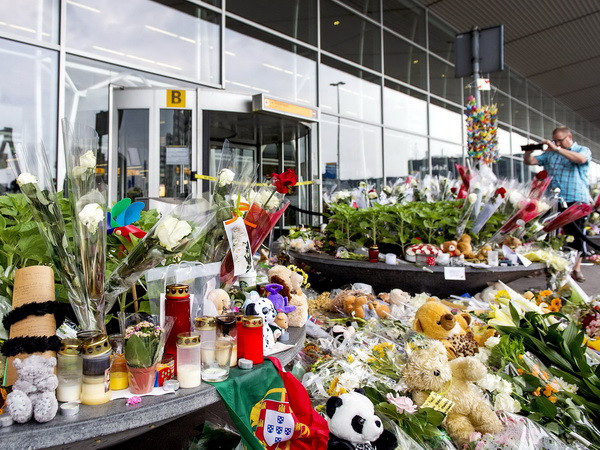 Mới nhận dạng được 65 nạn nhân trong vụ rơi máy bay MH17 ảnh 1