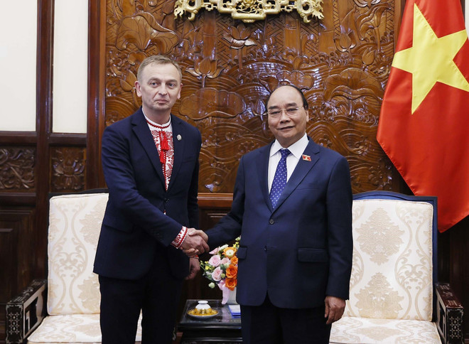 Chủ tịch nước tiếp Đại sứ Ukraine và Đại sứ Canada trình Quốc thư ảnh 1