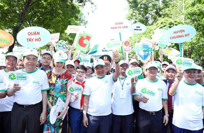 Thủ tướng Nguyễn Xuân Phúc và các đại biểu tham gia đi bộ kêu gọi cộng đồng hành động chống rác thải nhựa. (Nguồn ảnh: TTXVN) Ô nhiễm không khí lọt vào 10 sự kiện tài nguyên môi trường năm 2019 ảnh 2