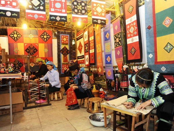 Hội Xuân Bính Thân tái hiện chợ phiên vùng cao, chợ tình Sa Pa ảnh 1