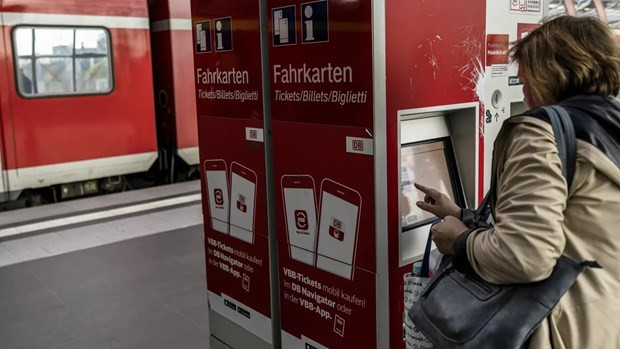 Đức áp dụng loại vé giao thông công cộng mới bảo vệ môi trường ảnh 1