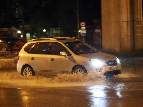 Mưa to kéo dài, Hà Nội xuất hiện nhiều điểm úng ngập cục bộ ảnh 1