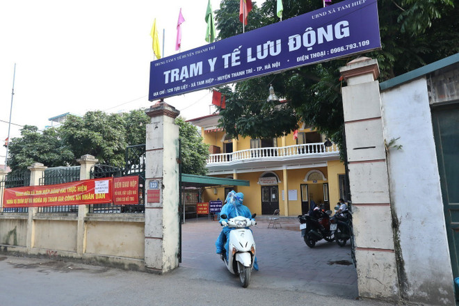 Trạm y tế lưu động được xã Tam Hiệp (huyện Thanh Trì, thành phố Hà Nội) kích hoạt sau khi số lượng F0 trên địa bàn xã có dấu hiệu gia tăng. (Ảnh: Minh Quyết/TTXVN) Trạm y tế lưu động: Lan tỏa những tấm lòng vì cộng đồng ảnh 1