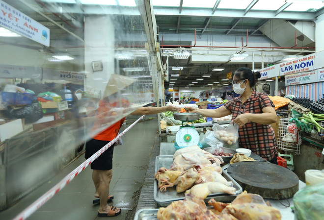Các quầy hàng tại Trung tâm thương mại Hàng Da đều được trang bị tấm chắn giọt bắn để đảm bảo phòng dịch COVID-19. (Ảnh: Hoàng Hiếu/TTXVN) Ý thức của người dân là “chìa khóa” bảo vệ thành quả chống COVID-19 ảnh 1
