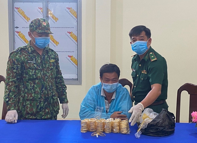 Đối tượng Nguyễn Văn Nghiệp cùng tang vật. (Ảnh: TTXVN phát) Bắt đối tượng vận chuyển 2,2kg nữ trang nghi là vàng qua biên giới ảnh 1