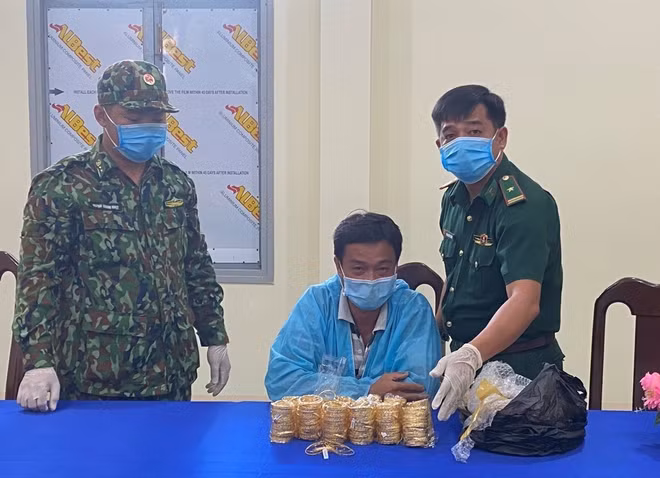 Bắt đối tượng vận chuyển 2,2kg nữ trang nghi là vàng qua biên giới ảnh 1