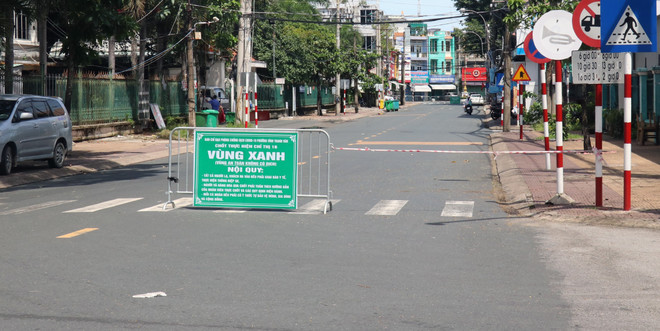 Thiết lập và bảo vệ “vùng xanh” trên địa bàn phường Vĩnh Thanh Vân, thành phố Rạch Giá (Kiên Giang). (Ảnh: Lê Huy Hải/TTXVN) Kiên Giang cơ bản đã khống chế dịch COVID-19 trên phạm vi toàn tỉnh ảnh 3
