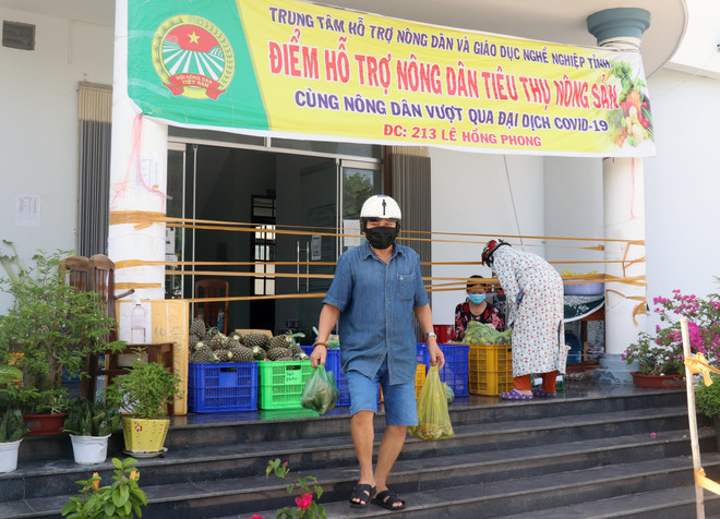 Người dân đến mua hàng nông sản tại Trung tâm hỗ trợ Nông dân và Giáo dục nghề nghiệp tỉnh Kiên Giang. (Ảnh: Lê Huy Hải/TTXVN) Kiên Giang cơ bản đã khống chế dịch COVID-19 trên phạm vi toàn tỉnh ảnh 1