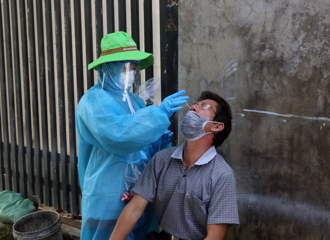 Lấy mẫu xét nghiệm sàng lọc virus SARS-CoV-2 trên địa bàn phường Vĩnh Lạc, thành phố Rạch Giá (Kiên Giang). (Ảnh: Lê Huy Hải/TTXVN) Kiên Giang cơ bản đã khống chế dịch COVID-19 trên phạm vi toàn tỉnh ảnh 2