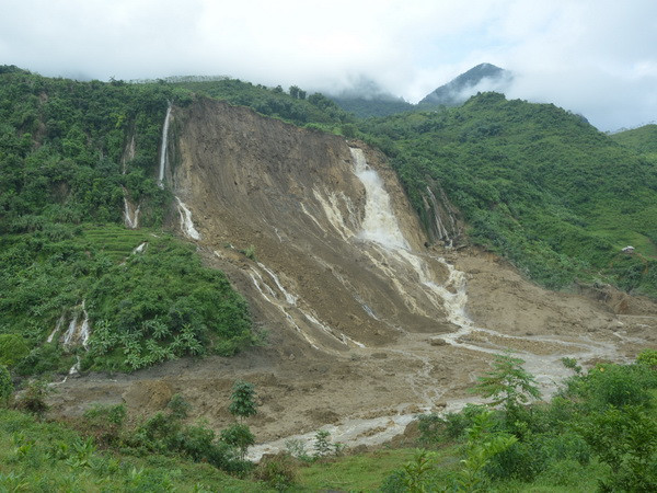 Mưa lớn khiến tuyến đèo Lò Xo từ Kon Tum đi Quảng Nam bị tê liệt ảnh 1