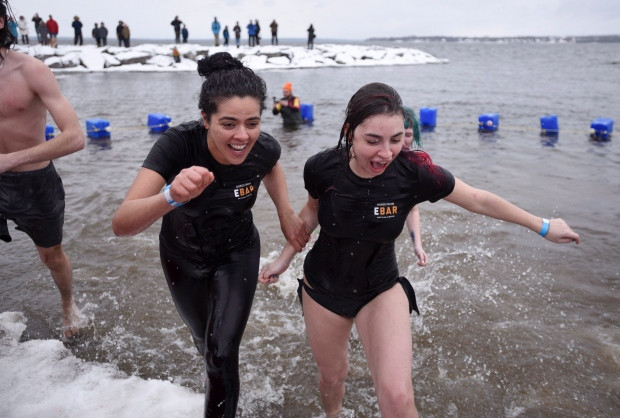 Sôi động cuộc thi “tắm gấu Bắc cực” trong năm mới ở Canada ảnh 1