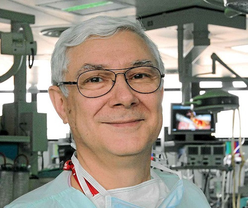 Bốn giáo sư hàng đầu thế giới phẫu thuật cho bệnh nhân Việt Nam ảnh 1