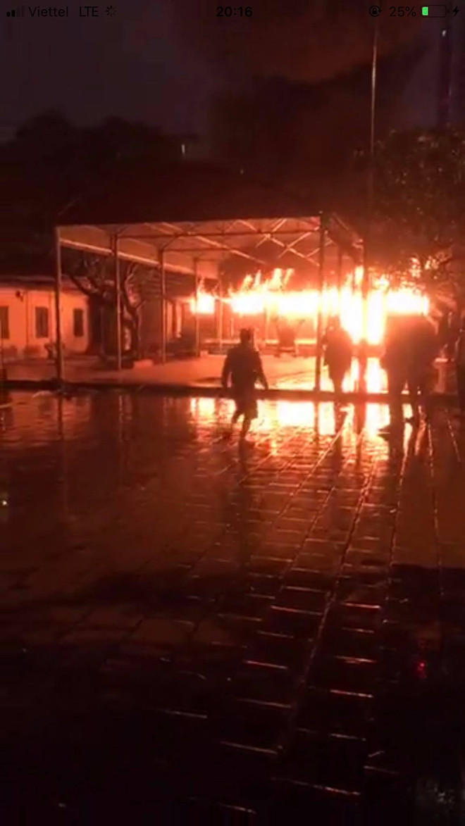 Cháy Đình Tháp ở Dịch Vọng, nhiều người dân hốt hoảng ảnh 6