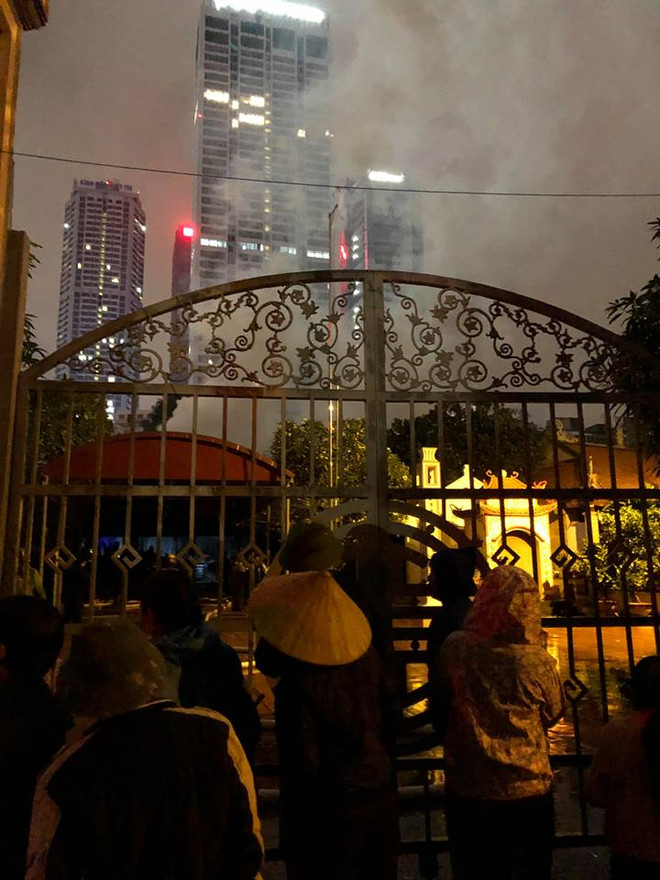 Cháy Đình Tháp ở Dịch Vọng, nhiều người dân hốt hoảng ảnh 2