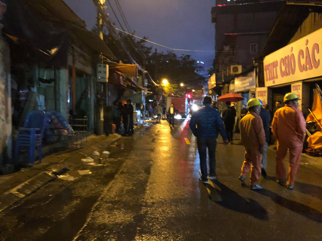 Cháy Đình Tháp ở Dịch Vọng, nhiều người dân hốt hoảng ảnh 4