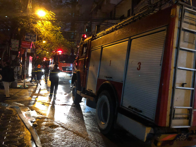 Cháy Đình Tháp ở Dịch Vọng, nhiều người dân hốt hoảng ảnh 5