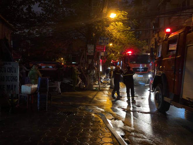 Cháy Đình Tháp ở Dịch Vọng, nhiều người dân hốt hoảng ảnh 1