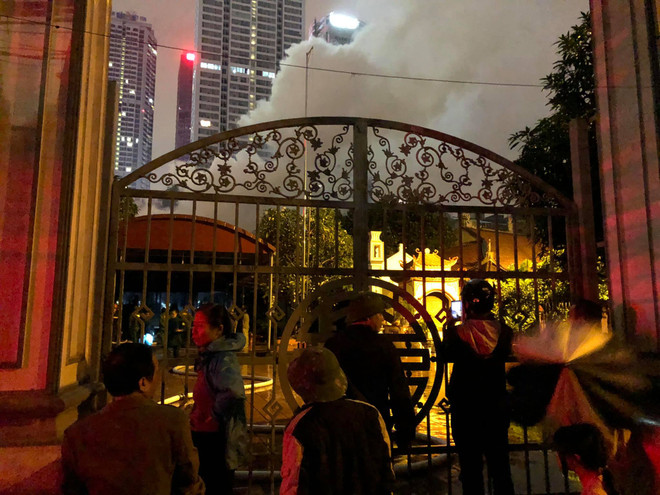 Cháy Đình Tháp ở Dịch Vọng, nhiều người dân hốt hoảng ảnh 3