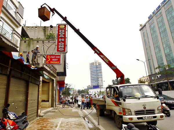 Cán bộ phường bị tấn công khi đang thực hiện giải tỏa vỉa hè ảnh 1