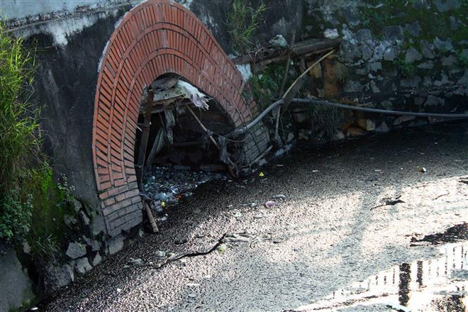 Nghệ An: Kênh hào thành cổ Vinh ô nhiễm nghiêm trọng, bốc mùi hôi thối ảnh 1