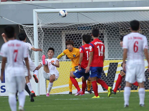 [Photo] U19 Việt Nam thất bại trước nhà vô địch U19 Hàn Quốc ảnh 1
