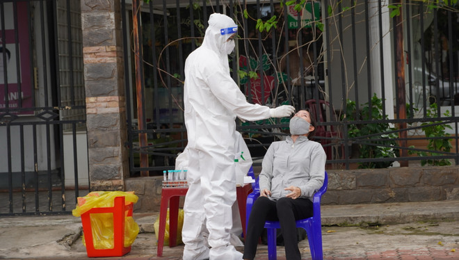 Lấy mẫu xét nghiệm cho người dân tại Bà Rịa-Vũng Tàu. (Ảnh: Ngọc Sơn/TTXVN) Bà Rịa-Vũng Tàu: Đề nghị đình chỉ cán bộ y tế xã làm lây lan dịch bệnh ảnh 1