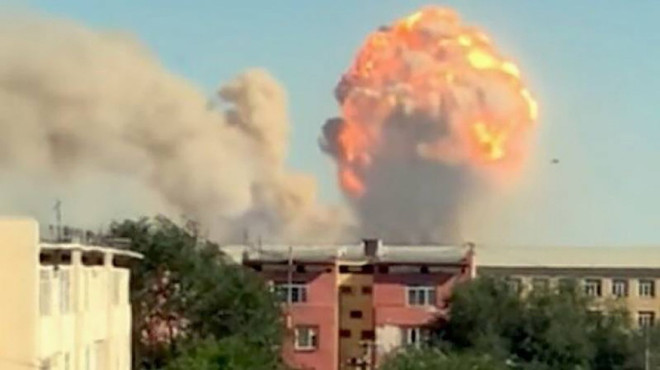 Khói lửa bốc lên tại hiện trường vụ nổ kho đạn ở Bayzakov, tỉnh Jambyl, Kazakhstan ngày 25/8. (Ảnh: AFP/TTXVN) 9 chết và hàng chục người bị thương trong vụ nổ kho đạn ở Kazakhstan ảnh 1