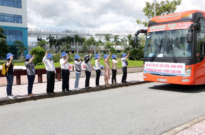 Tiễn đoàn cán bộ, sinh viên tình nguyện hỗ trợ phòng, chống dịch COVID-19 tại thành phố Hồ Chí Minh. (Ảnh: Trung Kiên/TTXVN) Chi viện nhân lực cho TP.HCM để sớm khống chế dịch COVID-19 ảnh 1