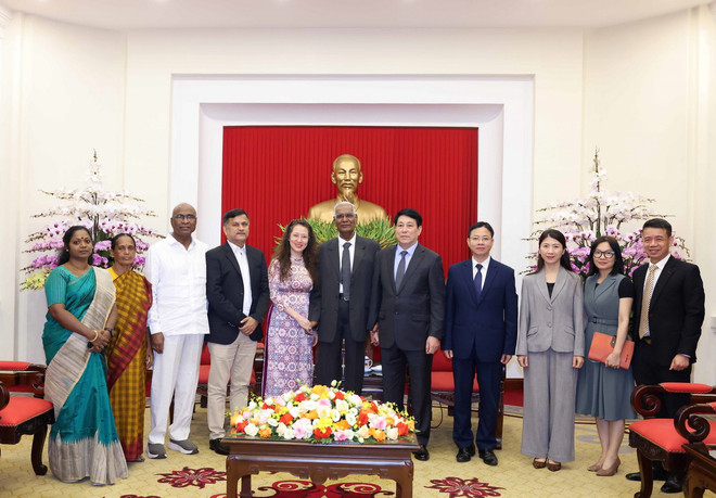 Thường trực Ban Bí thư Lương Cường cùng đoàn đại biểu Đảng Cộng sản Ấn Độ tại buổi tiếp. (Ảnh: Phương Hoa/TTXVN) ttxvn_luong cuong Doraisamy Raja (2).jpg