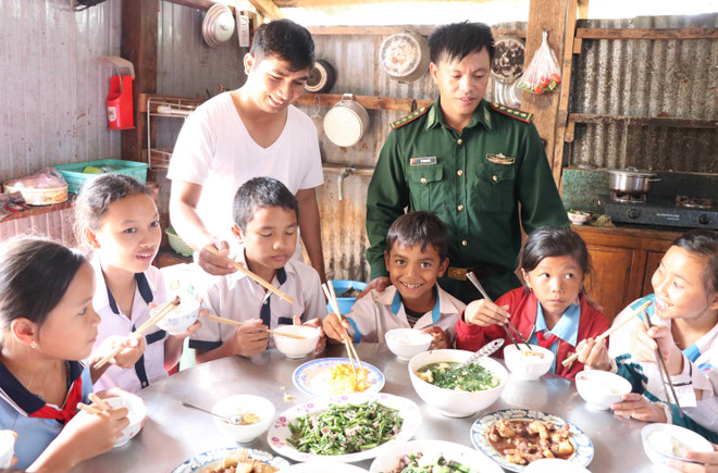 Gắn kết tình quân dân qua mô hình “Con nuôi đồn Biên phòng” ảnh 2