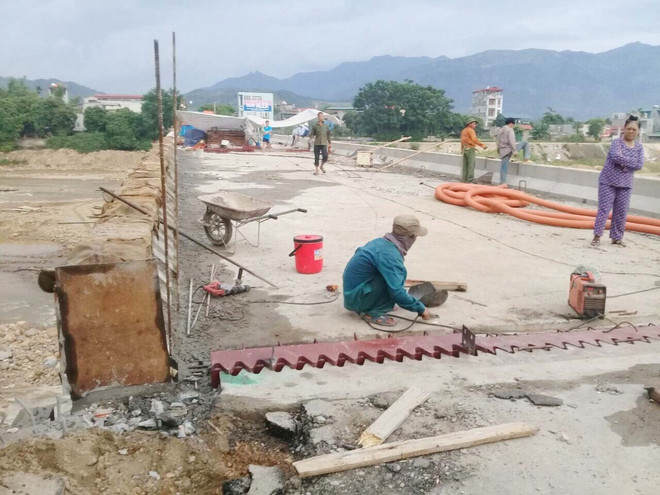 Cầu Ngòi Thia (Yên Bái) thi công bêtông bản mặt cầu, bờ bò lan can, khe co giãn để hoàn thành trong tháng 8/2019. (Ảnh: Đức Tưởng/TTXVN) Đẩy nhanh tiến độ phân bổ và giải ngân vốn đầu tư công năm 2019 ảnh 2