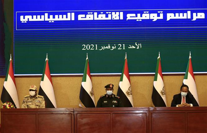Tổng Tư lệnh quân đội Sudan Abdel Fattah al-Burhan (giữa) và Thủ tướng Abdalla Hamdok (phải) tại lễ ký thỏa thuận khôi phục quá trình chuyển tiếp dân sự, ở Khartoum, ngày 21/11. (Ảnh: THX/TTXVN) Dư luận quốc tế hoan nghênh thỏa thuận chính trị vừa ký kết tại Sudan ảnh 1