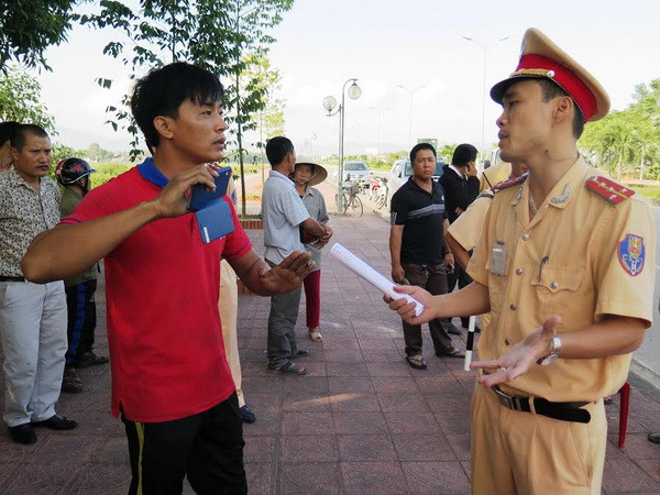 Bị phạt, lái xe giật giấy tờ trên tay cảnh sát giao thông ảnh 1