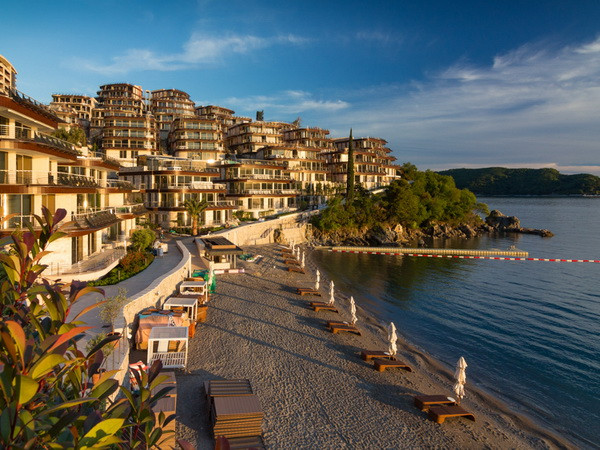 Montenegro xây dựng khu du lịch "siêu xịn" bên bờ biển Adriatic ảnh 1