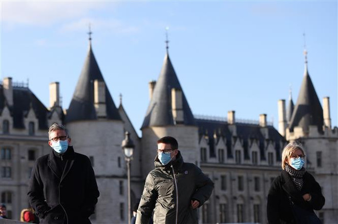 Pháp siết quy định phòng dịch với người chưa tiêm vaccine COVID-19 ảnh 1