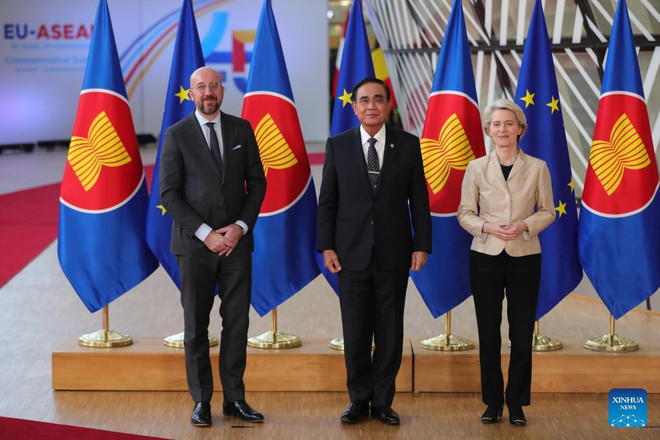 Chủ tịch Hội đồng châu Âu Charles Michel (trái) và Chủ tịch Ủy ban châu Âu Ursula Von der Leyen (phải) đón Thủ tướng Thái Lan Prayut Chan-o-cha. (Nguồn: Xinhua) Thái Lan kêu gọi ASEAN-EU tăng cường hợp tác mang tính xây dựng ảnh 1