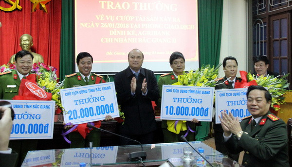 Trao thưởng 4 tập thể bắt đối tượng cướp ngân hàng tại Bắc Giang ảnh 1