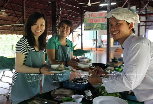 Du khách Tây thích thú "hóa thân" thành nông dân miệt vườn Nam Bộ ảnh 11